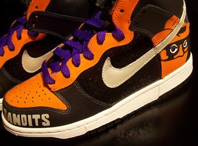 Nike Dunk WMNS Bandits Customs by Tekneek Customs