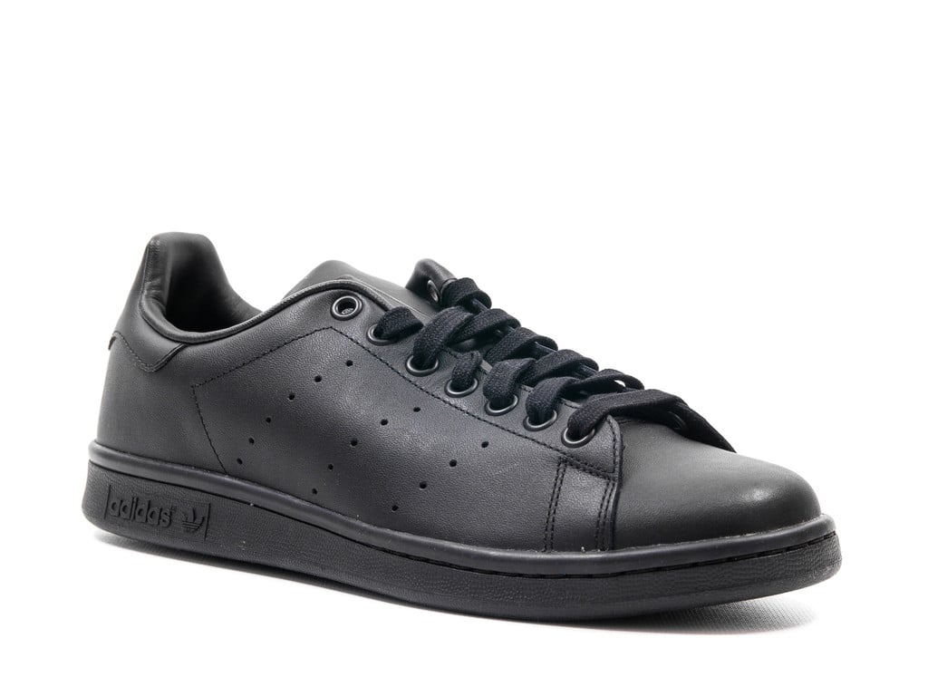 https://www.sneakerfiles.com/wp-content/uploads/2014/01/adidas-originals-stan-smith-black-1.jpg
