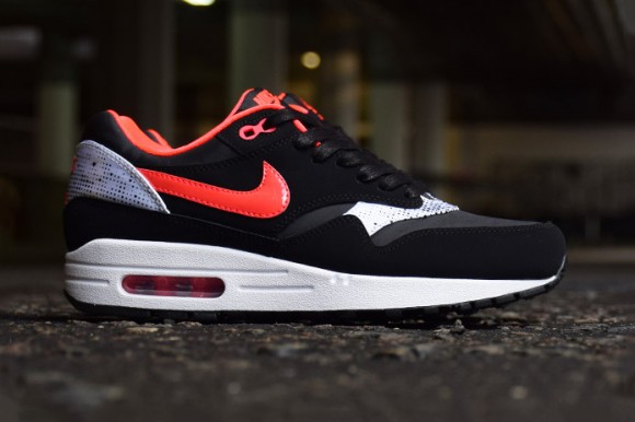 nike-wmns-air-max-1-queen-of-hearts