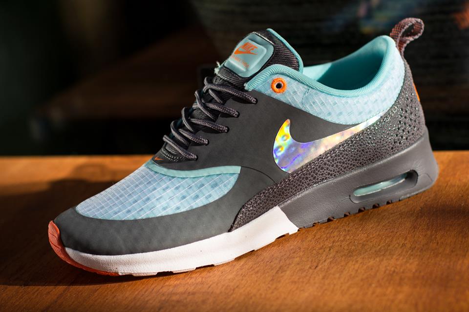 nike air max thea holographic glacier ice