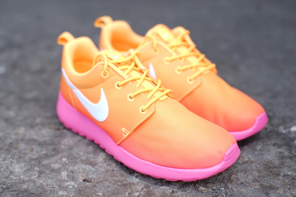 nike-wmns-roshe-run-print-atomic-mango-white-pink-glow-1