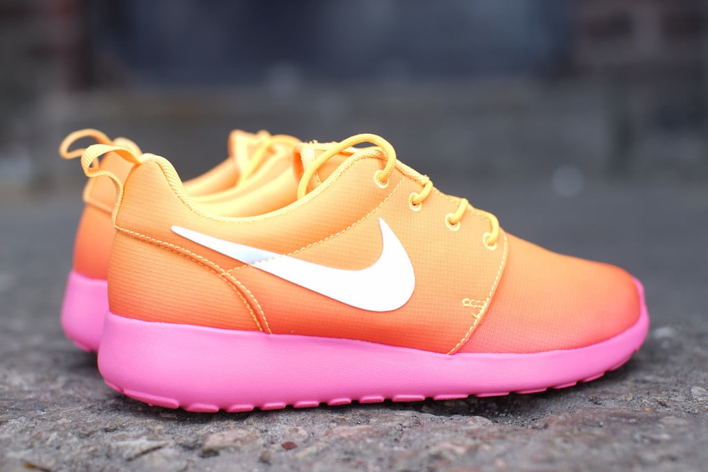 Nike WMNS Roshe Run Print ‘Atomic Mango/White-Pink Glow’