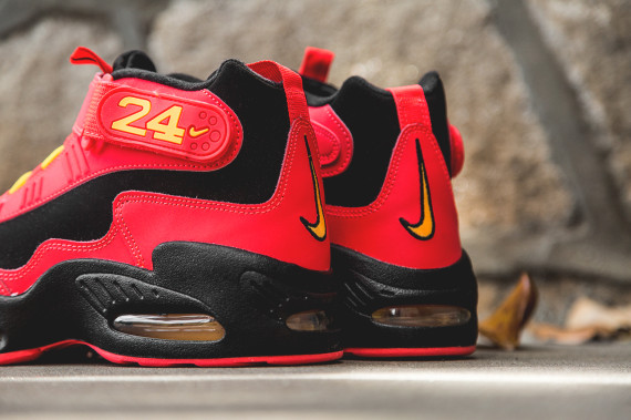 nike-air-griffey-max-1-black-laser-crimson-atomic-mango-2