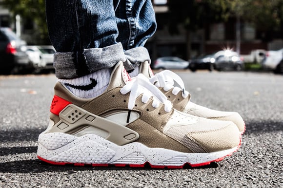 Nike Air Huarache Light Beige/Laser Crimson