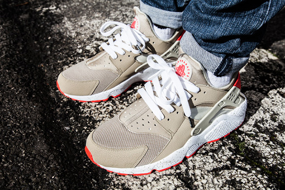 Nike Air Huarache Light Beige/Laser Crimson