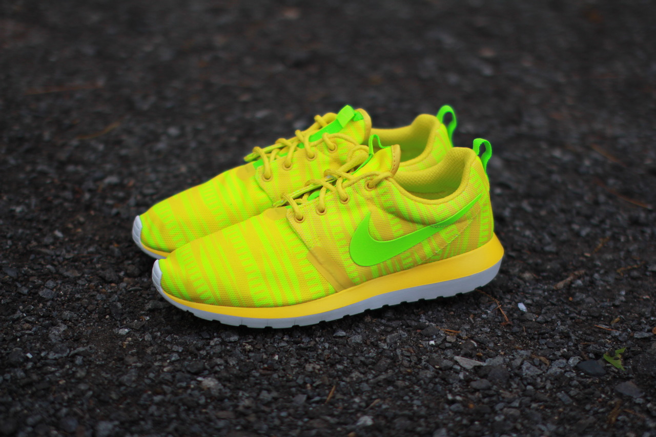 nike-roshe-run-nm-br-charm-yellow-electric-volt-2