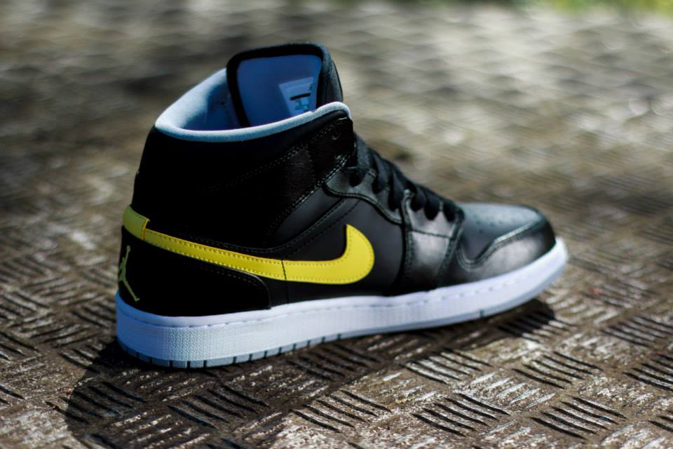 Air Jordan 1 Mid ‘Black/Vibrant Yellow-Wolf Grey’