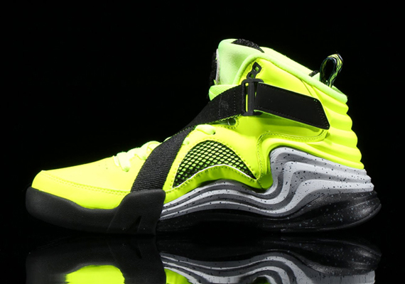 nike-lunar-raid-volt-black-2