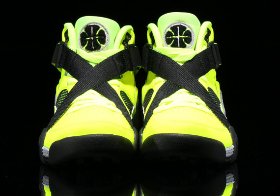 nike-lunar-raid-volt-black-3