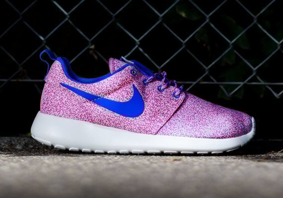 nike-wmns-roshe-run-print-summit-white-hyper-cobalt-light-magenta-volt-2