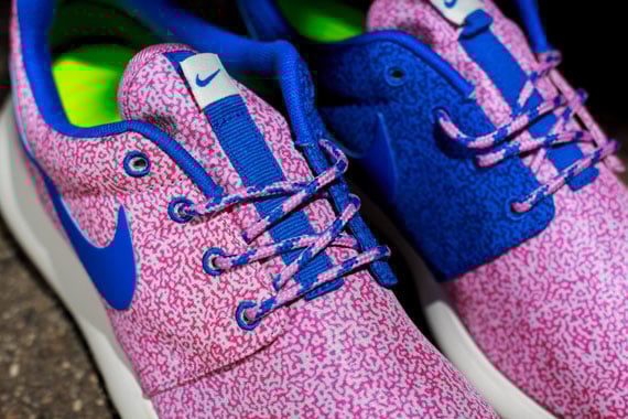 nike-wmns-roshe-run-print-summit-white-hyper-cobalt-light-magenta-volt-4