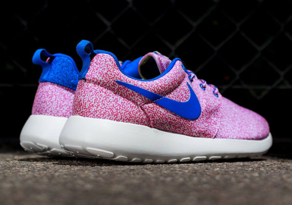 nike-wmns-roshe-run-print-summit-white-hyper-cobalt-light-magenta-volt-5