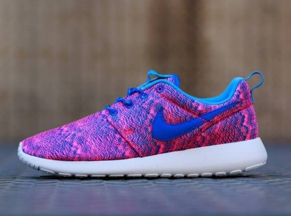 nike-roshe-run-hyper-pink-hyper-cobalt-university-blue-2