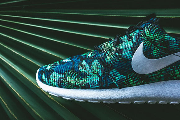 Nike Roshe Run Print Floral in Space Blue/Poison Green