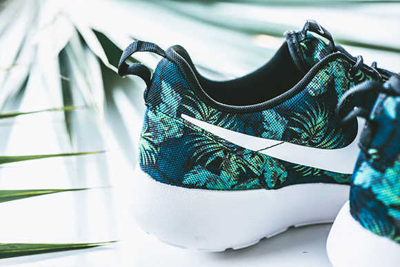 Nike Roshe Run Print Floral in Space Blue/Poison Green