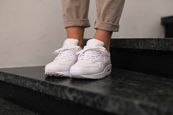 all white nike air max 1