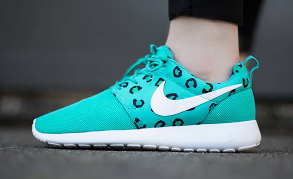 nike roshe run print sneaker