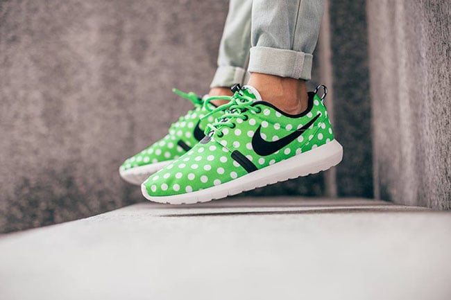 nike roshe run on feet