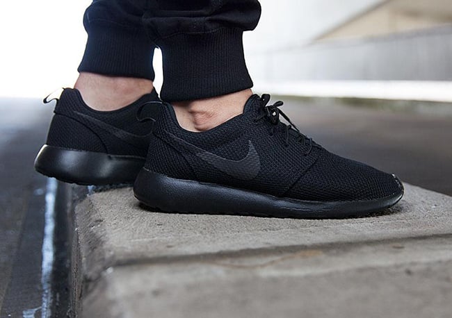 triple black roshe run mens