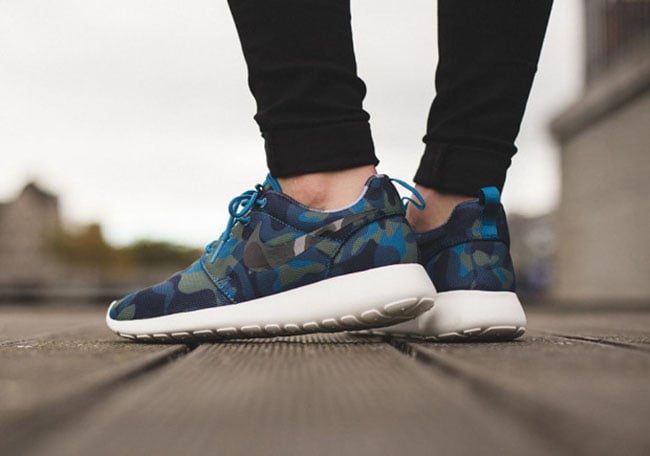 nike roshe run print sneaker