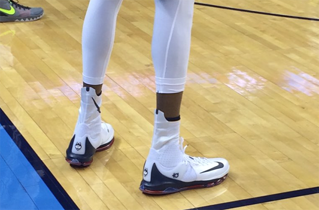 Kevin Durant Spotted in ‘UConn’ Nike KD 8 Elite PE