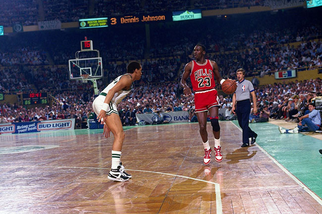 Jordan jugando un partido de la NBA ante los Celtics