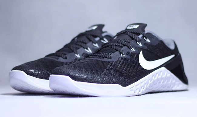 nike metcon 3 black and white