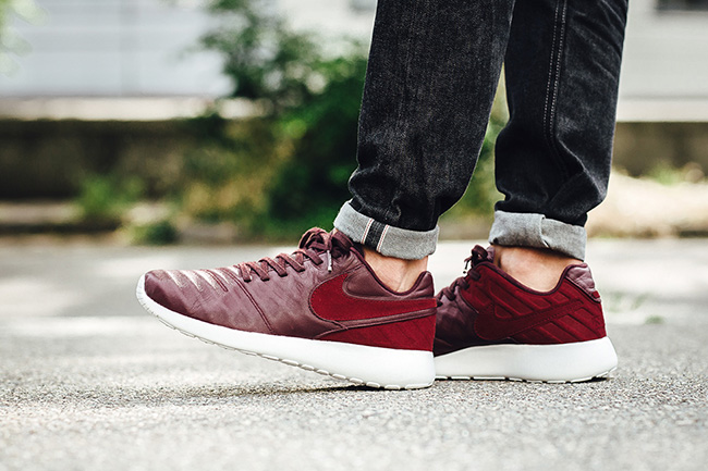 nike roshe maroon