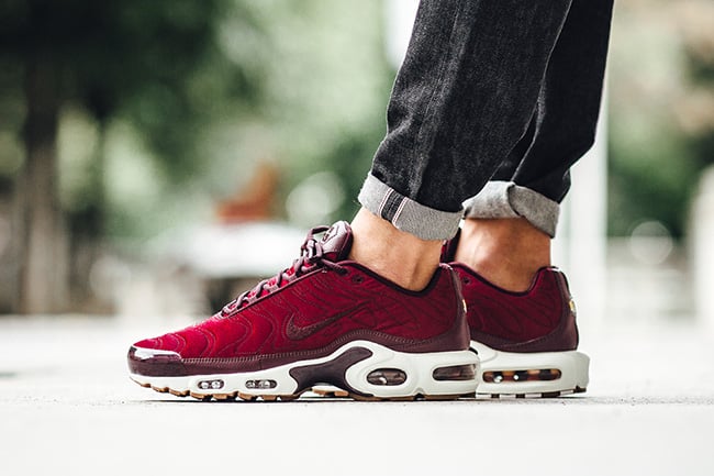 air max plus maroon