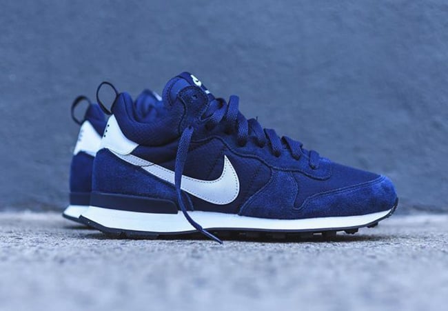 Nike Internationalist Mid in Navy and White