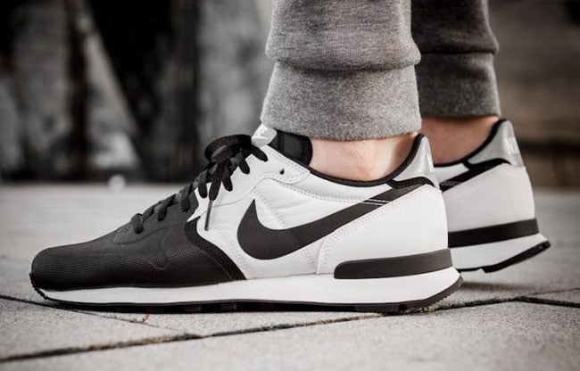 nike internationalist black and white