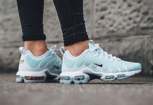 turquoise air max plus