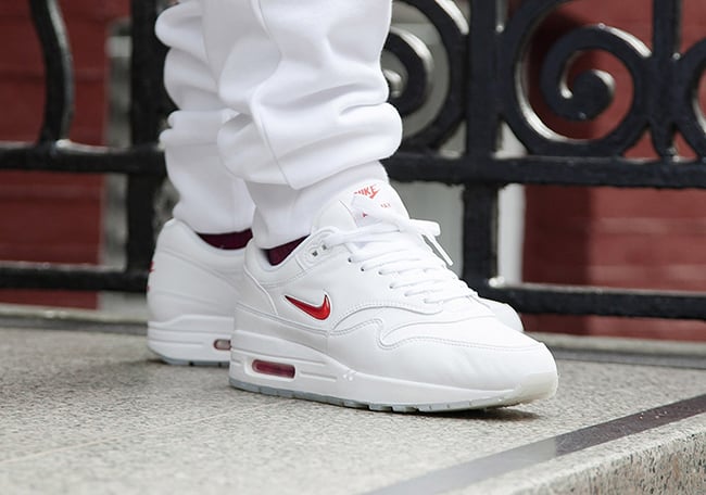 nike air max jewel swoosh