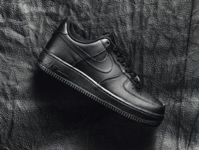 air force 1 triple black on feet