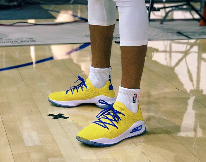 curry wearing curry 4