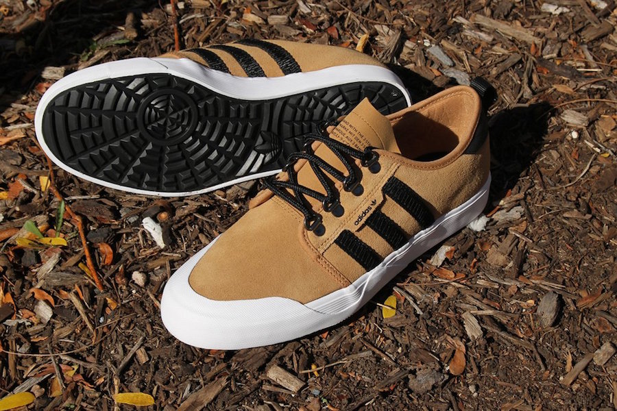 adidas Seeley Outdoor Mesa Black BY4106