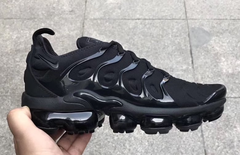 vapormax triple black kids