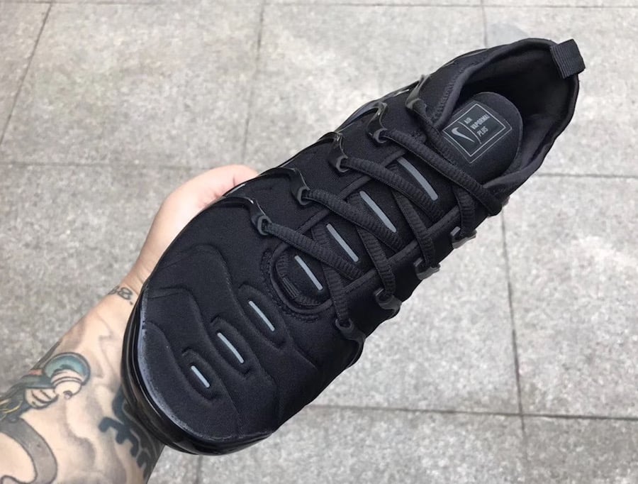 vapormax plus triple black kids