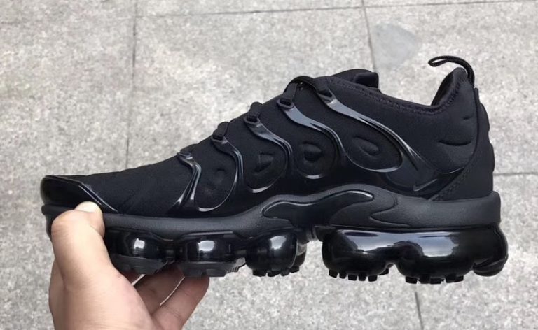 vapormax plus triple black footlocker