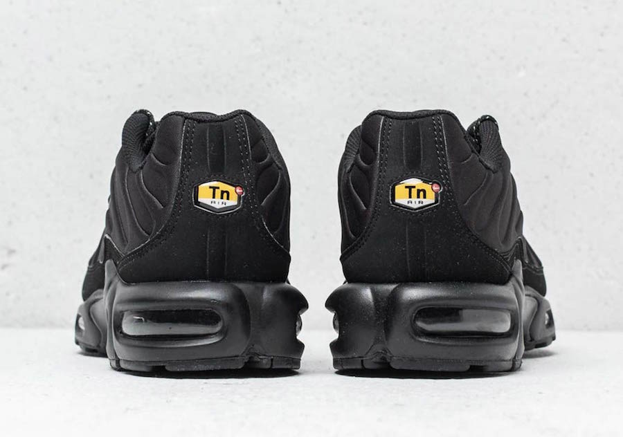 all black air max plus