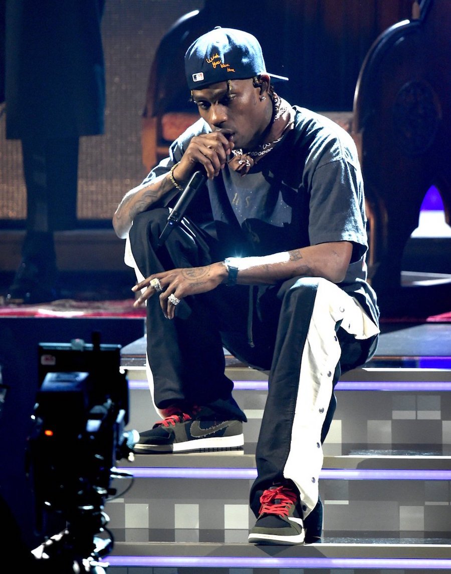 travis scott wearing air jordan 1