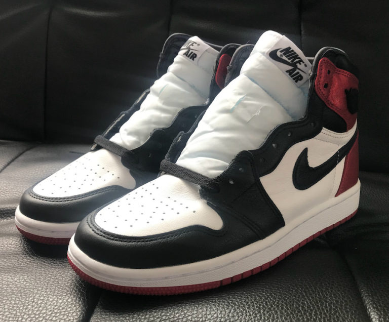 aj1 satin black toe
