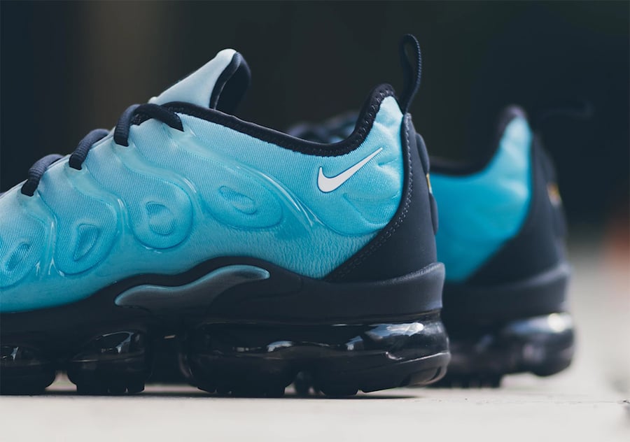 nike air vapormax plus light blue