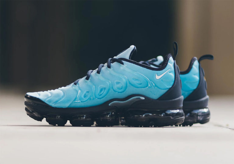 vapormax plus light blue