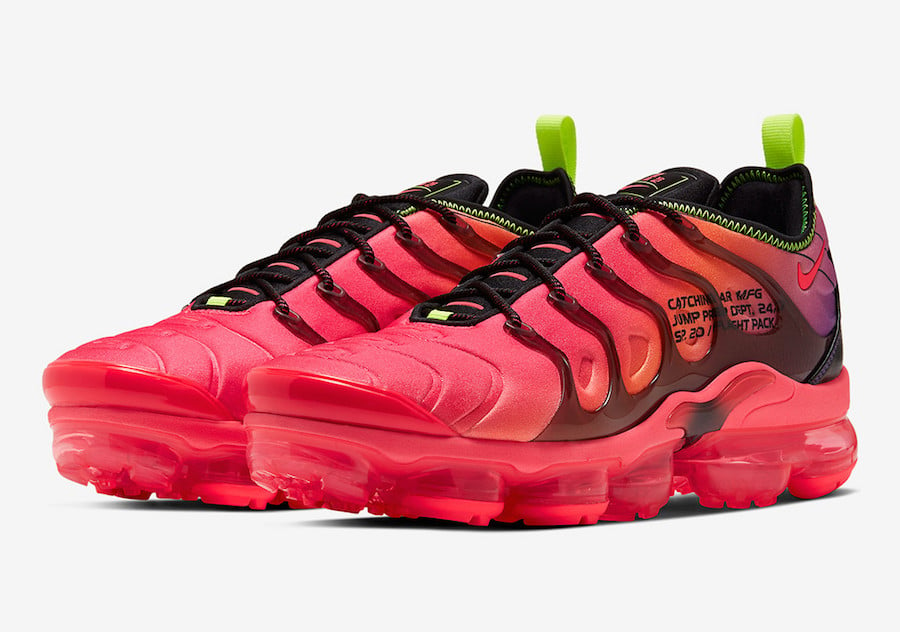 pink nike air vapormax plus