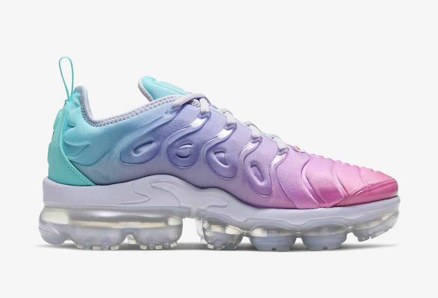 pink and white vapormax plus