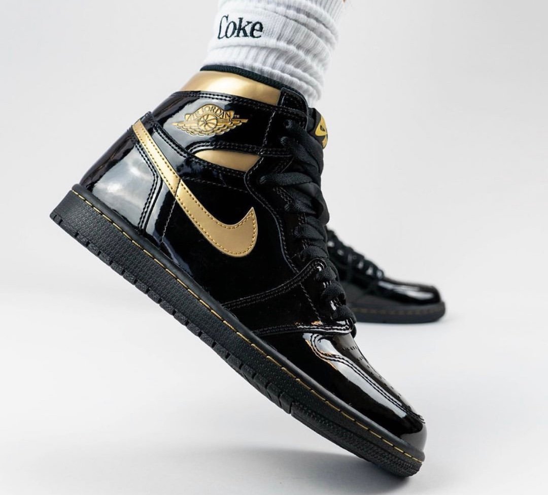Air Jordan 1 Black Gold 555088-032 On Feet