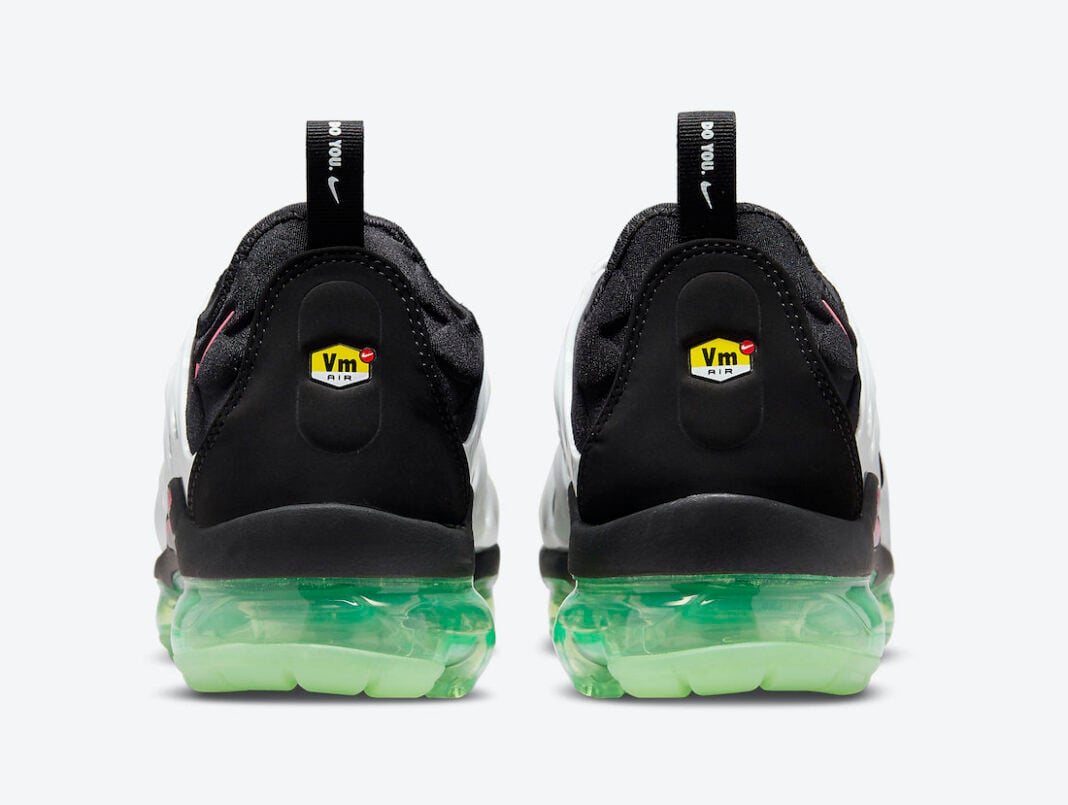 vapormax plus black pink green