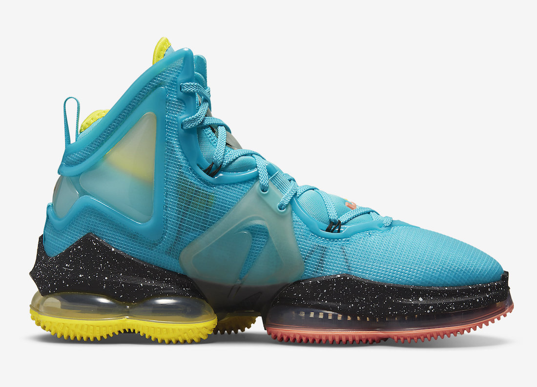 Nike LeBron 19 Christmas DC9338-400 Release Date Info