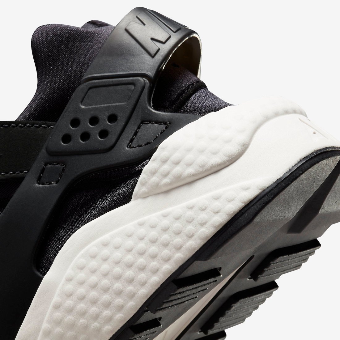 Nike Air Huarache Off Noir DQ8572-001 Release Date Info